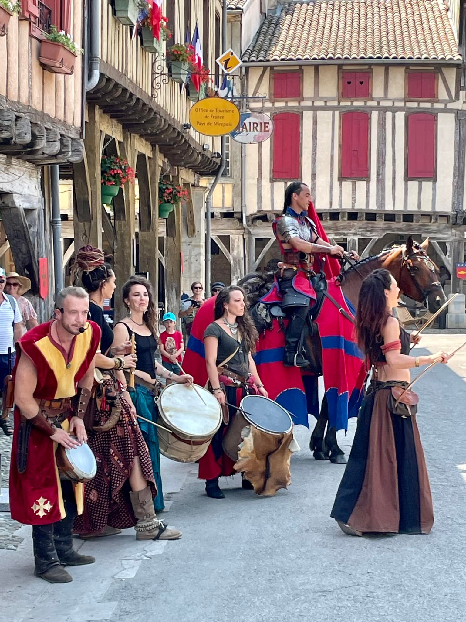 Fêtes historiques Mirepoix - Les crinières d'Evol
